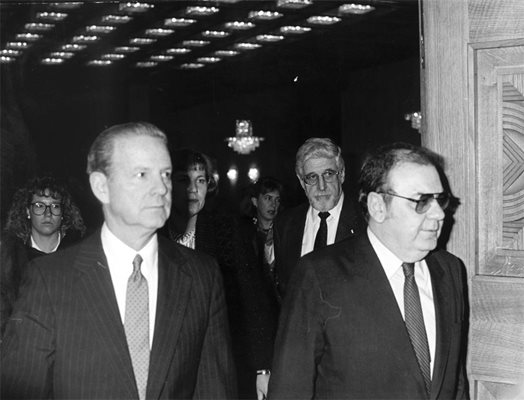 Сол Полански (вдясно, зад Петър Младенов) по време на посещението на държавния секретар на Джеймс Бейкър през февруари 1990 г.