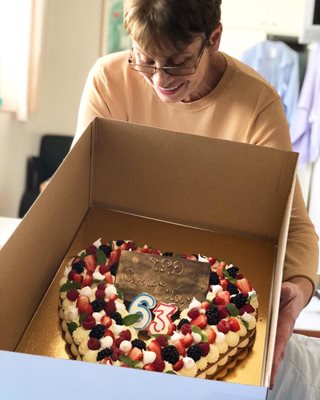 Майката на Гери Малкоданска получава тортата си с форма на сърце.  СНИМКА: ЛИЧЕН АРХИВ