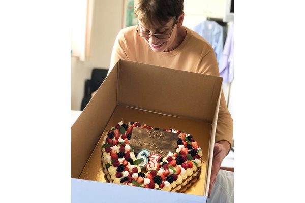 Майката на Гери Малкоданска получава тортата си с форма на сърце.  СНИМКА: ЛИЧЕН АРХИВ