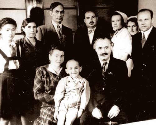 Семейна снимка в Княжево на рождения ден на Георги Димитров - 18 юни 1946 г. Най-вляво е китайското момиче Фаня. Бойко Димитров е седнал в скута на Роза Флайшман. Отзад са хора от обслужващия персонал.  СНИМКА: ЛИЧЕН АРХИВ НА БОЙКО ДИМИТРОВ