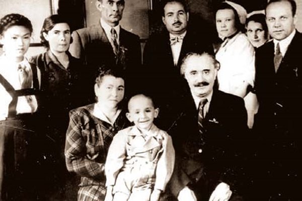 Семейна снимка в Княжево на рождения ден на Георги Димитров - 18 юни 1946 г. Най-вляво е китайското момиче Фаня. Бойко Димитров е седнал в скута на Роза Флайшман. Отзад са хора от обслужващия персонал.  СНИМКА: ЛИЧЕН АРХИВ НА БОЙКО ДИМИТРОВ