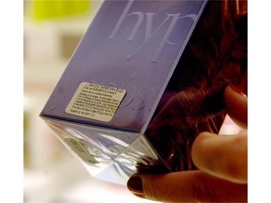 Оригиналният парфюм "Хипноуз". Разликата между него и ментето е, че истинският има етикет на български и защитна холограма.
СНИМКА: ДЕСИСЛАВА КУЛЕЛИЕВА