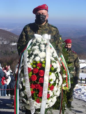 Венецът от името на президента Румен Радев.
