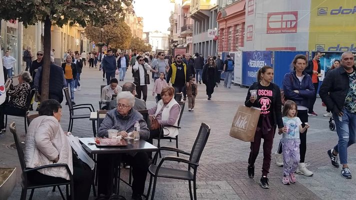 Заведенията в Пловдив са претъпкани, а по главната улица е манифестация.