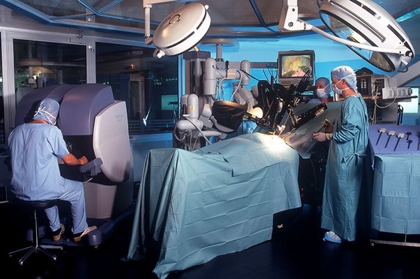 Роботизираната хирургия се извършва чрез електронна операционна станция, подобна на компютър.  От нея хирургът контролира камера с висока разделителна способност и роботизирани ръце, които извършват операцията.