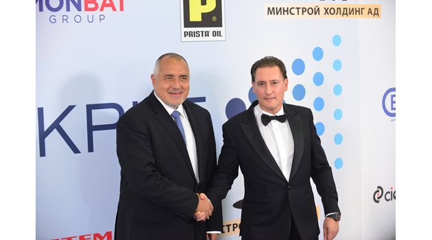 Борисов си направи снимка с председателя на КРИБ Кирил Домусчиев Снимки: Йордан Симеонов