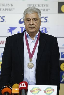 Петър Киров показа златния медал от Мексико