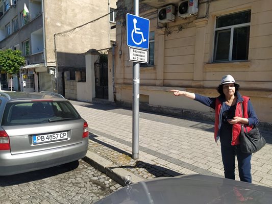 Евгения Петрова самоотвержено пази автомобила от скоба.