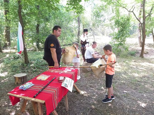 Радослав Иванов обяснява на дете как свири на гайда.