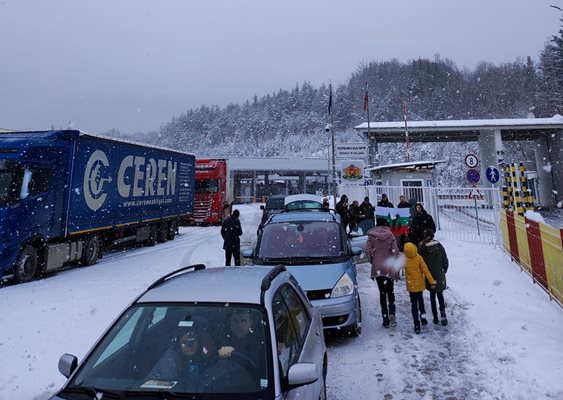 Македонски полицаи на ГКПП Деве баир не пускат българи да влязат в РС Македония. СНИМКА: Фондация "Македония"