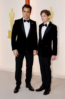 Колин Фарел, номиниран за най-добра мъжка роля с филма "Баншите от Инишерин" дойде със сина си Хенри. 
СНИМКА: Ройтерс/Eric Gaillard