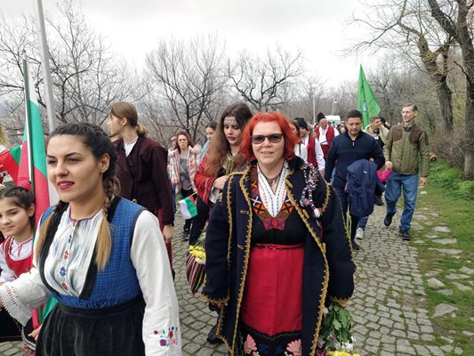 Патриотичният поход към върха на Бунарджика. "Няма да дадем Трети март", категорична е Ралина Камжалова (вдясно).