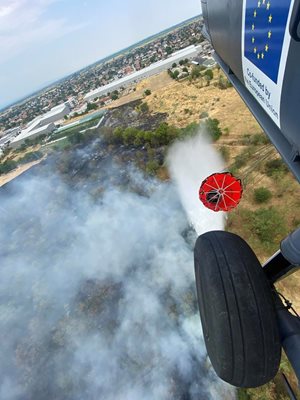 Чехия първа ни помогна с 2 хеликоптера. Те гасиха на 5 места. СНИМКИ: МВР