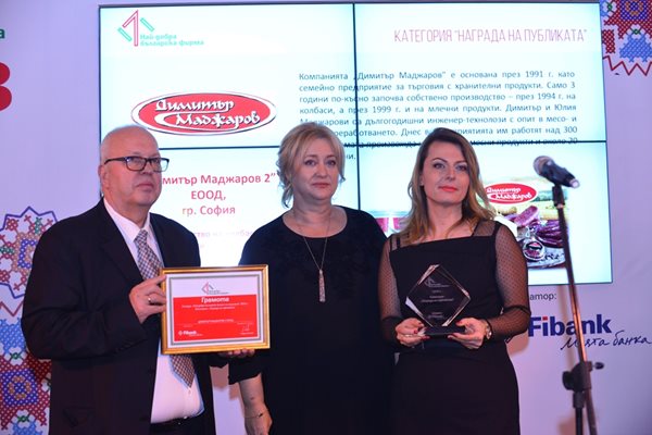 Издателят на в. “24 часа” Венелина Гочева връчи наградата на публиката на Димитър Маджаров и дъщеря му Станислава.