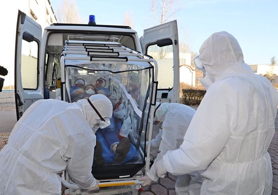 Болните ще се превозват до болницата в специална изолирана носилка.