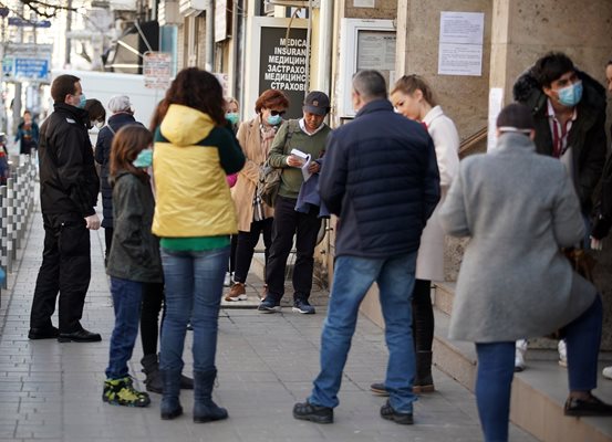 Гъсти опашки пред Дирекцията за задгранични паспорти