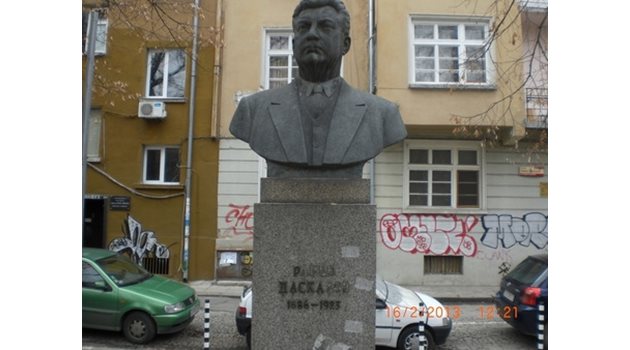 Паметникът на  Райко Даскалов - вдясно