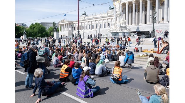Протестиращи екоактивисти, организирани от Letzte Generation (“Последното поколение”) блокират пътя пред парламента в Австрия.

СНИМКА: РОЙТЕРС