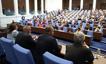 Парламентът се разпусна - не събра кворум, депутатите слушат Цветан Василев