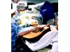 Музикант свири на китара, докато му правят 
мозъчна операция (Видео)