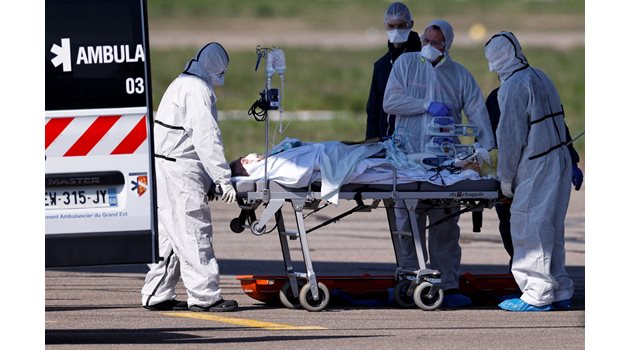 Лекари транспортират заразен на летището във френския град Колмар.