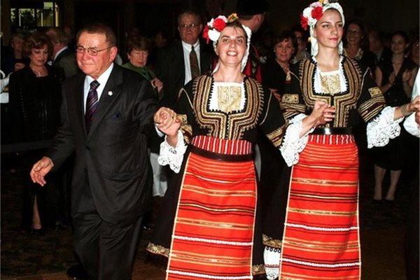 Емигрантът не пропуска да се хване на българското хоро на ансамбъл 