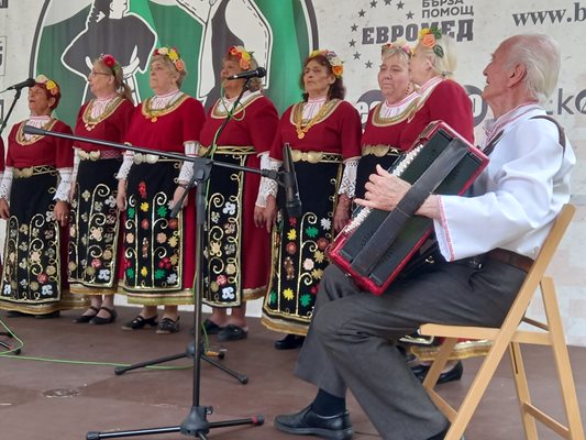  Самодейките от Народно читалище "Петко Рачев Славейков" изпълняват поредната си песен.