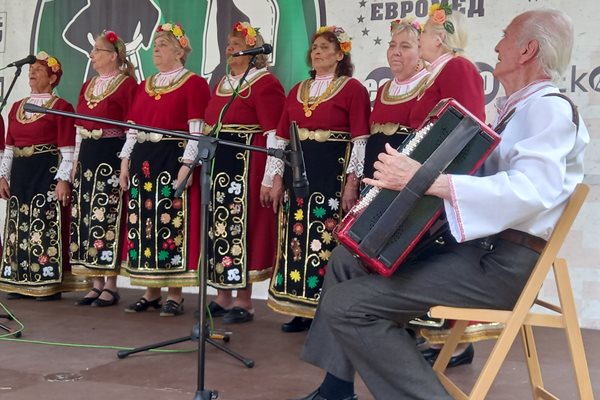  Самодейките от Народно читалище "Петко Рачев Славейков" изпълняват поредната си песен.
