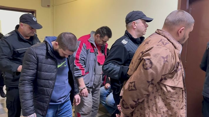 Четирима от обвинените дойдоха в пловдивския съд с наведени глави. Снимки: Никола Михайлов