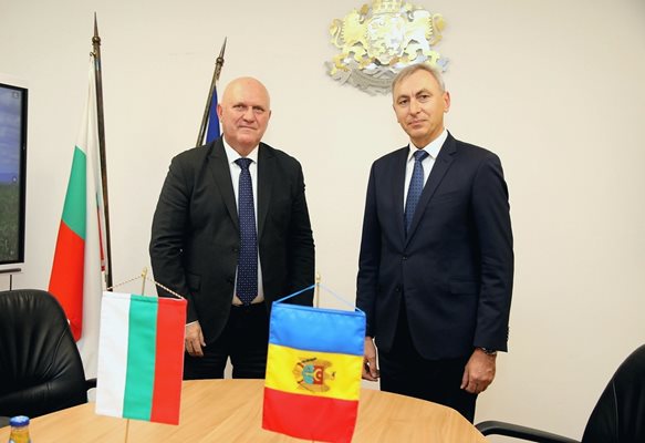 Проф. Галин Цоков и посланика на Молдова Н.Пр. Анатол Чебук СНИМКА: Пресцентър на Министерството на образованието и науката
