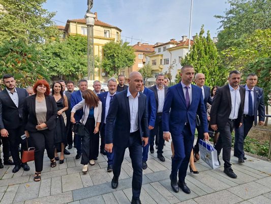 Активът на ГЕРБ начело с кандидата за кмет на Пловдив Костадин Димитров внесе листата за съветници в Общинската избирателна комисия.
