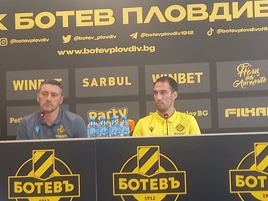 Старши треньорът на "Ботев" (Пд) Душан Керкез (вляво) и капитанът на  отбора Ивелин Попов се надяват на силно представяне срещу "Марибор".