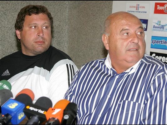 Футболистите на Славия изпилиха тотално нервите на президента си Венцеслав Стефанов (вдясно) и треньора Вили Вуцов. 
СНИМКА: ПАРСЕХ ШУБАРАЛЯН

