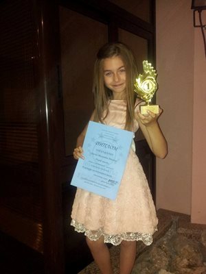 Малката Симона показва наградата си от конкурса, който се проведе в Разград. СНИМКА: ФЕЙСБУК