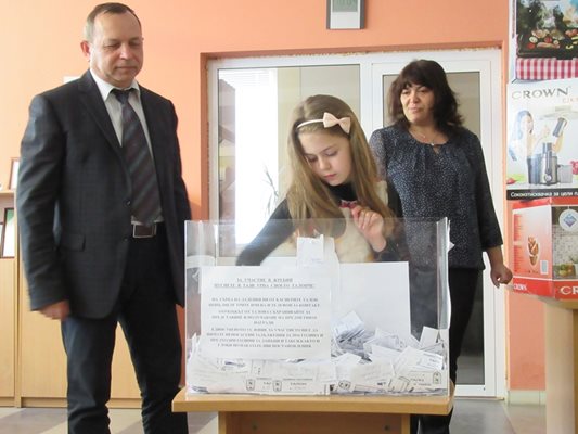 Зам.-кметът Валентин Велчев лично надзирава тегленето на жребия за печелившите от данъчната томбола в Търговище, а 7-годишната Даная Янкова определи кои граждани ще получат нови уреди.