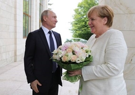 Владимир Путин и Ангела Меркел СНИМКА: Ройтерс