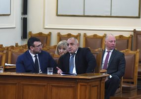 Премиерът Бойко Борисов, вътрешният министър Младен Маринов (вляво от него), регионалната министърка Петя Аврамова и транспортният Росен Желязков отговориха в парламента в четвъртък на питанията на БСП за винетките и толсистемата.