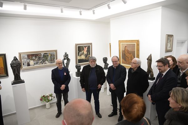 Откриването на изложбата на 1 март в галерия "Вежди". Домакинът е вторият от ляво на дясно, а до него са съмишленици.