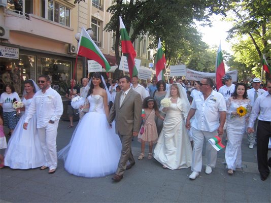 Булките начело на шествието по централната бургаска улица "Александровска" Снимки: Елена Фотева