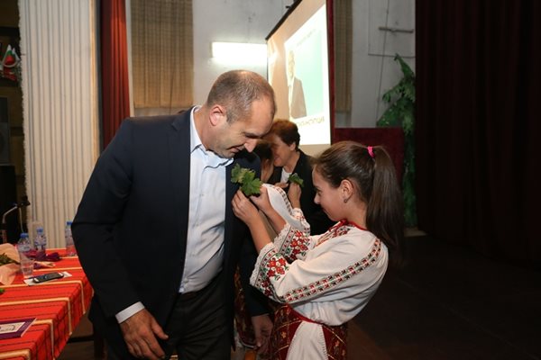 Кандидатът за президент ген. Румен Радев бе закичен със здравец при пристигането си за срещата с избиратели в Смолян.