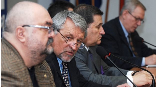ОБИДА: Енергийният експерт Иван Хиновски (вторият отляво) е внесъл иск в съда срещу колегите си.
