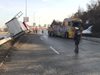 Обърнат румънски тир затвори движението към Дунав мост в Русе, шофьорът е заспал