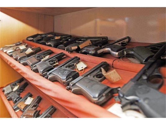 Конфискувани пистолети, които помагат за експертизите в НИКК.