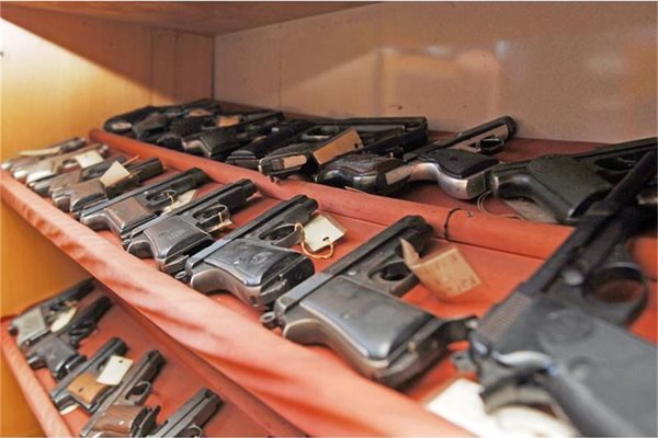Конфискувани пистолети, които помагат за експертизите в НИКК.