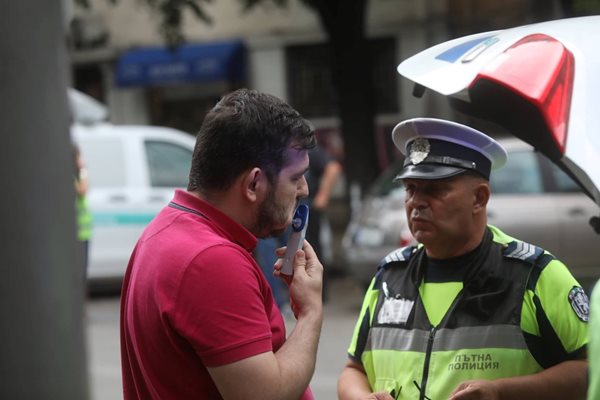 Полицаи тестват за дрога и алкохол шофьор от София в петък вечерта.