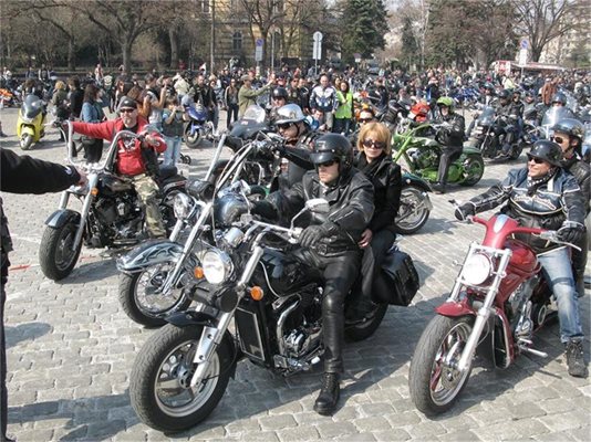 Хиляди мотористи се събраха пред “Св. Александър Невски” в София за откриването на новия сезон. На мотор пристигна и самата кметица Йорданка Фандъкова.
