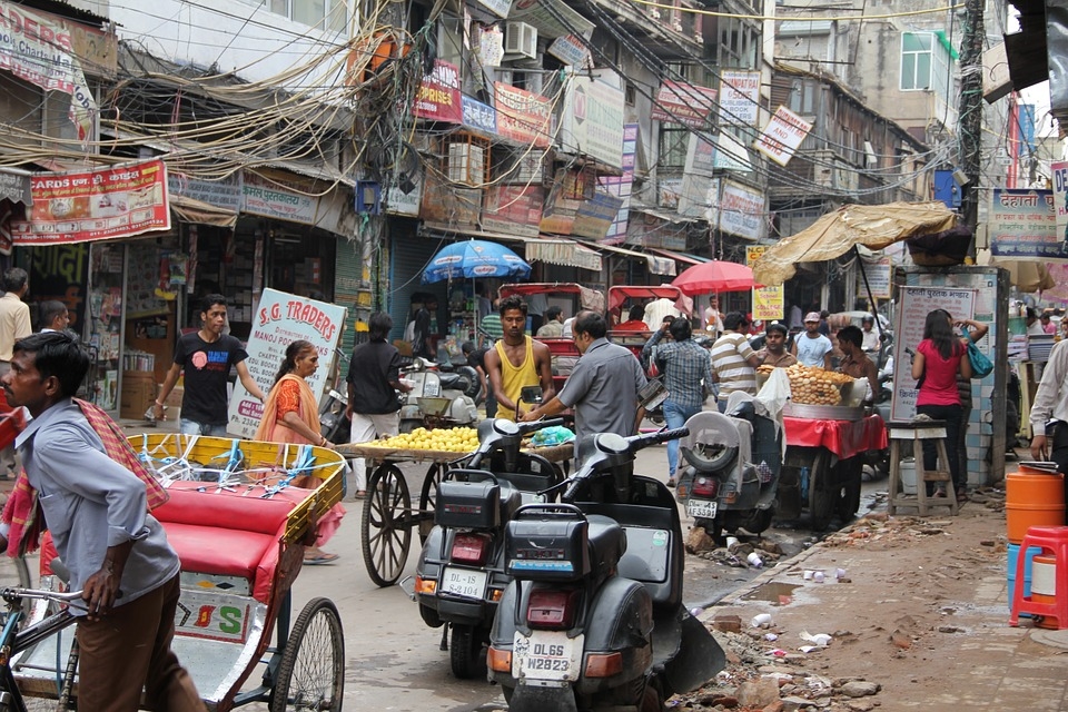 35 души загинаха, след като се срути покривът на кладенец в Индия