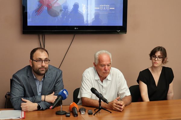 Директорът на Археологическия музей доц. Костадин Кисьов (в средата) съобщи, че богатствата на Пловдив заминават за САЩ.