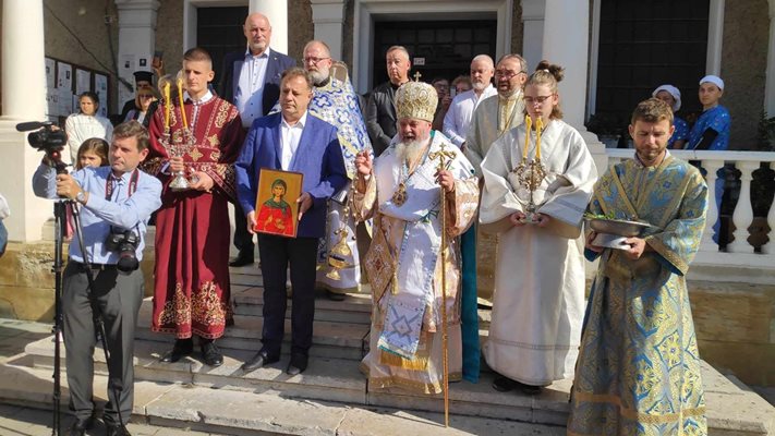 Митрополит Григорий и кметът на Велико Търново Даниел Панов при посрещането на плащаницата на Св. Петка