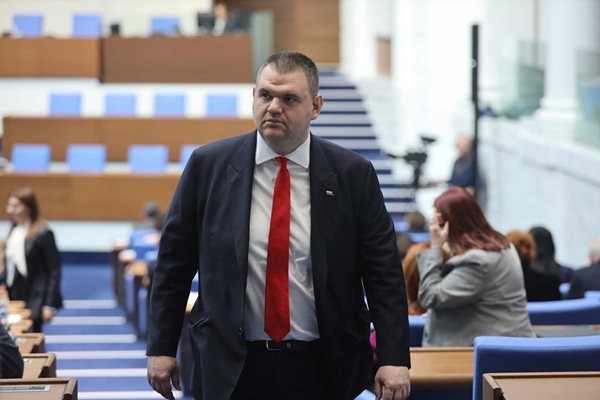 Шефът на групата на ДПС Делян Пеевски отправи нова порция остри критики срещу Христо Иванов